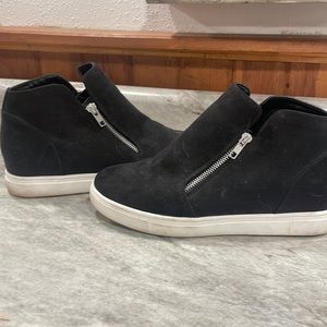 Black 9.5 size Womens Black and White zip Chunk Memory Foam Shoe